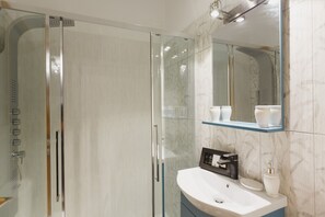 Haartrockner, Handtücher, Seife, Shampoo