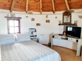 Ropa de cama hipoalergénica y caja de seguridad en la habitación 