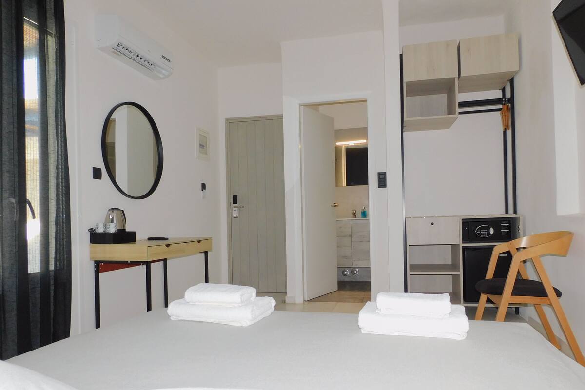 Standard Double Room | Hypo-allergenic bedding available, in-room safe, desk