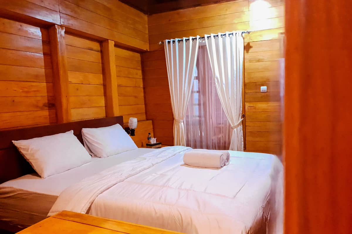 Familie bungalow, 2 slaapkamers, uitzicht op zee | 2 slaapkamers, individueel gemeubileerd, een bureau, een laptopwerkplek