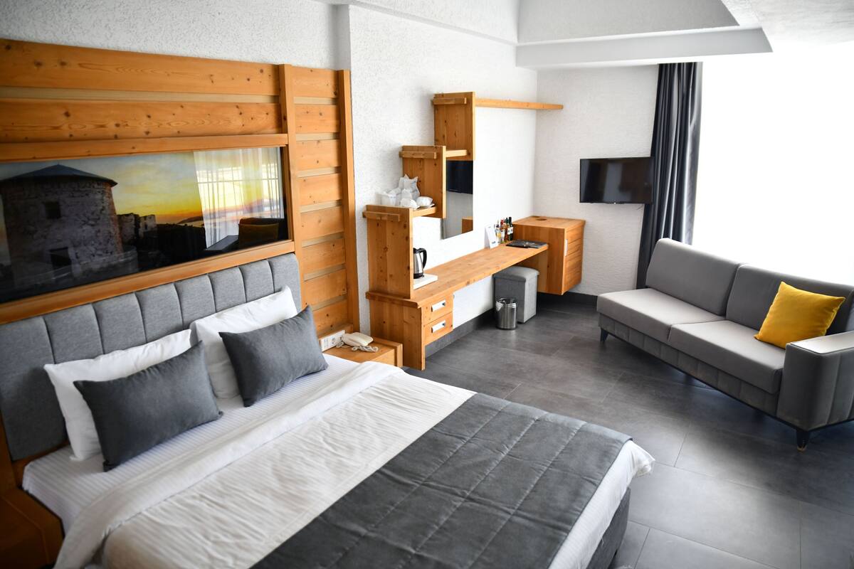 1 soverom, minibar, safe på rommet og skrivebord