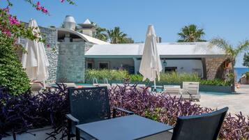 Suite Deluxe, bañera de hidromasaje, vistas al mar | Balcón