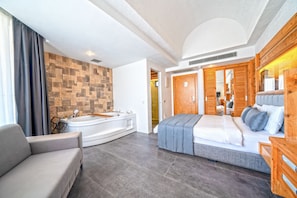 Deluxe-Suite, Whirlpool, Meerblick | 1 Schlafzimmer, Minibar, Zimmersafe, Schreibtisch
