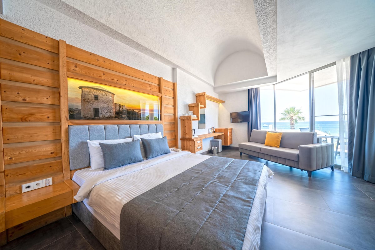 Suite – deluxe, massasjebadekar, sjøutsikt | 1 soverom, minibar, safe på rommet og skrivebord