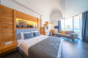 Suite Deluxe, bañera de hidromasaje, vistas al mar | 1 dormitorio, minibar, caja fuerte y escritorio
