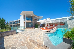 Outdoor pool, sun loungers