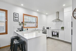 冷蔵庫、電子レンジ、オーブン、コンロ