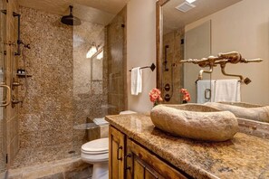 Ensemble douche/baignoire, baignoire à jets, sèche-cheveux