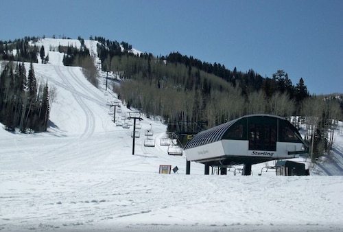 Luxurious Deer Valley Condo in Park City, Walk to Ski  Lifts, Private Jacuzzi