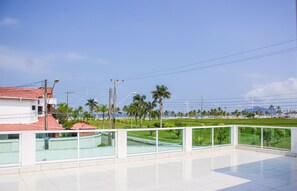 Habitación triple superior (ST0101) | Vista a la playa o el mar