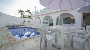 Piscine extérieure, parasols de plage, chaises longues