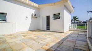 Habitación triple superior (ST0103) | Terraza o patio