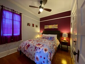 3 slaapkamers, een bureau, een strijkplank/strijkijzer, reisbedje