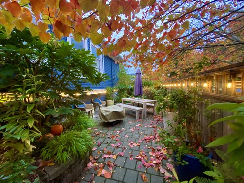 Boutique Chic Garden Retreat a Fremont Oasis w/ a BBQ, fire pit & outdoor dining