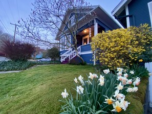 Property grounds - Boutique Chic Garden Retreat a Fremont Oasis w/ a BBQ, fire pit & outdoor dining (Seattle)