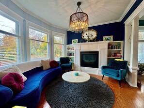 Smart TV, fireplace, books, stereo