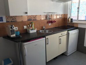 Fridge, microwave, stovetop, dishwasher -  Cottage for 4 people - 39 m2 (Alcobaça, Leiria)