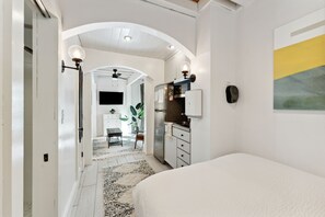 1 غرفة نوم ومكواة/لوح كي وواي فاي وملاءات أسرّة