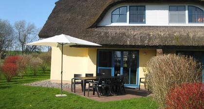 4 Sterne Reetdachhaus Hasel 1 mit Sauna, Kamin, WLAN - DHH Hasel 1