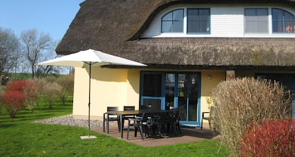 4 Sterne Reetdachhaus Hasel 1 mit Sauna, Kamin, WLAN - DHH Hasel 1