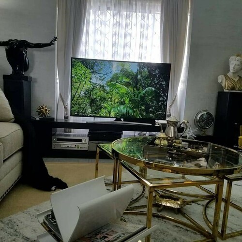 Safari tuendelee luxurious home