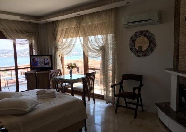 Suite, Jetted Tub, Sea View