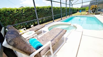 Piscine chauffée, chaises longues