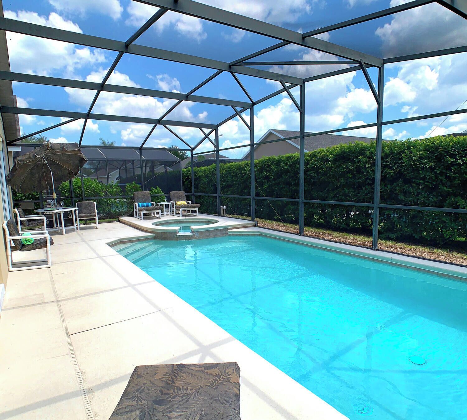 Una piscina riscaldata, lettini