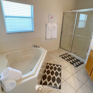Bathtub, hair dryer, towels - Solar Powered Villa Near Disney, South Pool/Spa (Clermont)