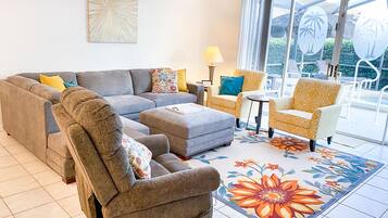 TV connectée, lecteur de DVD, baby-foot, livres