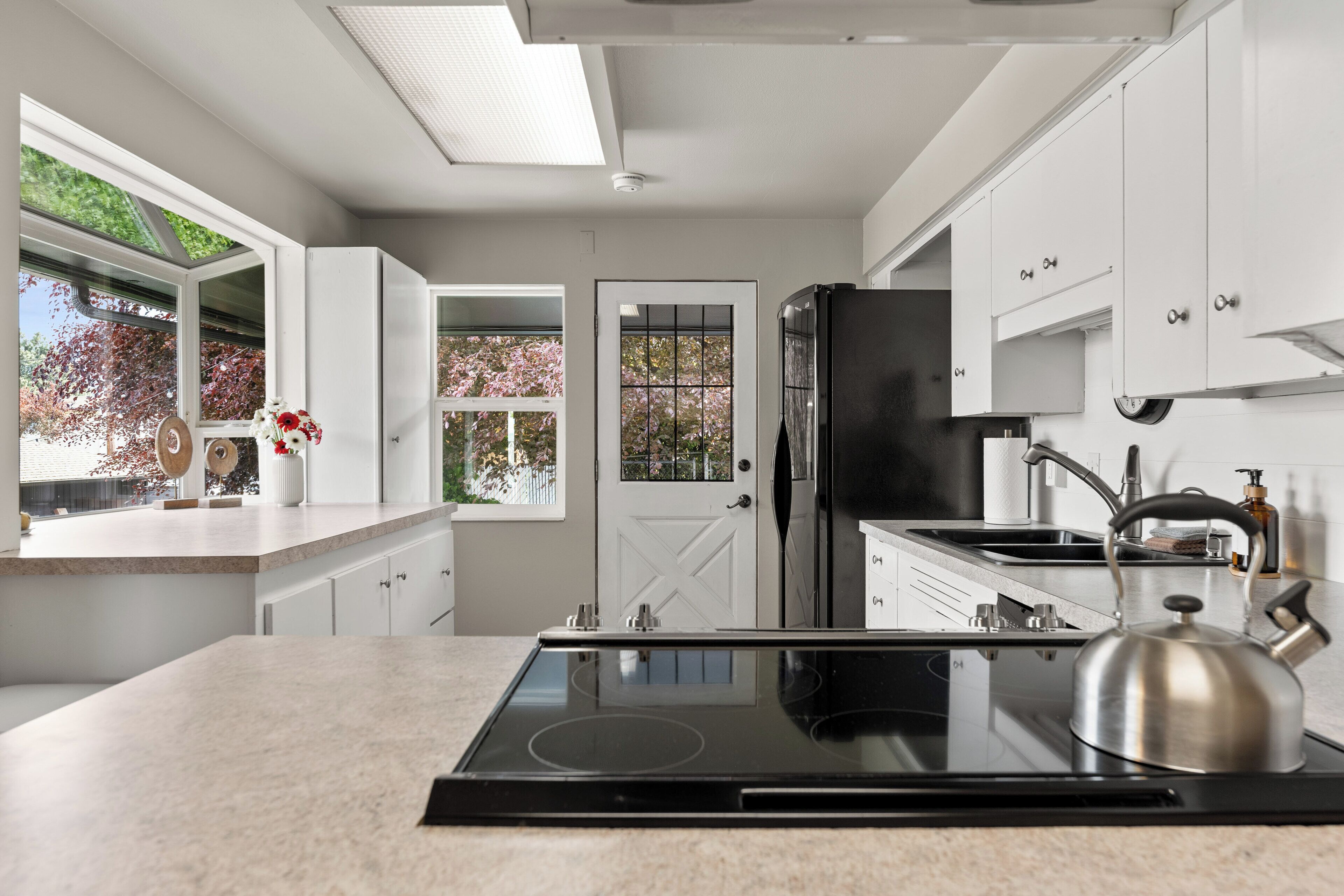 冷蔵庫、電子レンジ、オーブン、コンロ