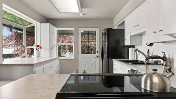 Kjøleskap, mikrobølgeovn, ovn og kokeplater