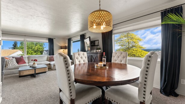 Dining - West Nine Stunning Views & Hot Tub (Port Angeles)