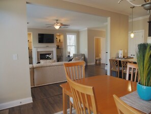 Deluxe Townhome, Garden View | In-room dining - New TownHome in Peachtree City (Peachtree City)