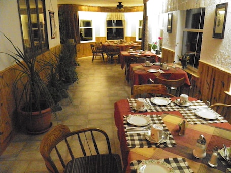 Se ofrece un desayuno completo todos los días (por un coste adicional). Indianpoint Motel