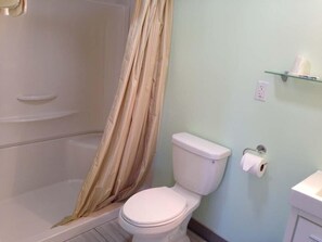 Superior Room, 2 Queen Beds, Ocean View | Bathroom - Indianpoint Motel (Port Elgin)