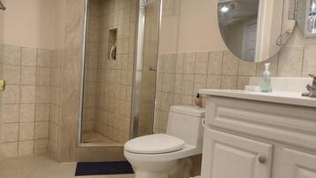 Dusche, Haartrockner, Handtücher, Seife