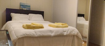 Toronto vacation home in North York with free parking (minimum 28 days stay) 