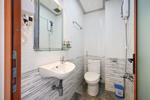 Dobbeltværelse | Badeværelse | Bruser, brusehoved med spredningseffekt, gratis toiletartikler