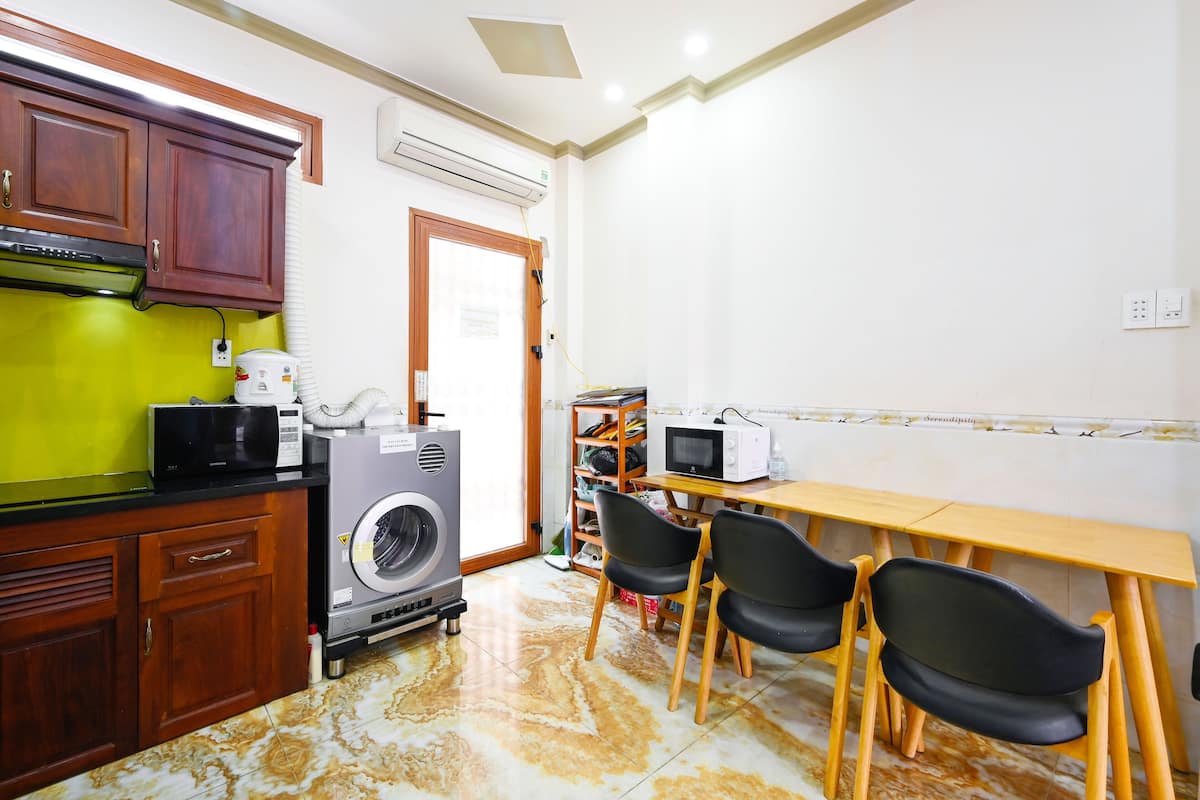 Economy Single Room | Living area | 40-inch LCD TV with cable channels, TV