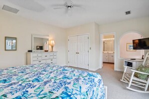 4 bedrooms, iron/ironing board, WiFi (free), bed sheets - 2 blocks to Ships Watch beach access - The Borden (Duck)