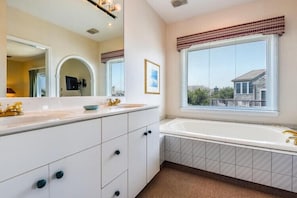 Bathtub, towels - 2 blocks to Ships Watch beach access - The Borden (Duck)