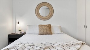 3 bedrooms, iron/ironing board, Internet, bed sheets - Surf Central - WiFi, Double Garage & smack bang in the middle of town (Lorne)