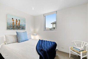 3 bedrooms, iron/ironing board, WiFi, bed sheets - Surf Central (Lorne)