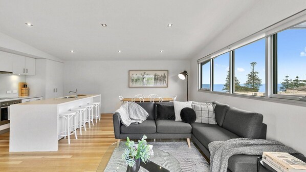 TV, video game console - Surf Central - WiFi, Double Garage & smack bang in the middle of town (Lorne)