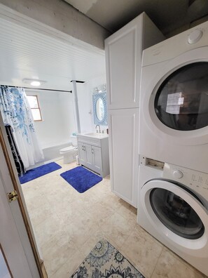 Ensemble baignoire-douche, séchoir à cheveux, serviettes fournies, savon