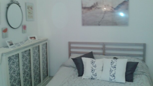 A bedroom with a bed, a headboard, a dresser, and a wall-mounted mirror. - BIJOUX HOUSE 3 DBLE BEDROOMS/2 SHOWERS+WC/FABBEACHES/ALL TRANSPORT LINKS (Miracoli)