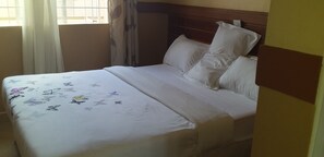 Double Room | Desk, bed sheets - Joden Suites (Kampala)