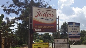 Naamplaatje voor Joden Suites, een bar, restaurant en locatie voor vergaderingen, met een afstandsaanduiding van 200 meter.