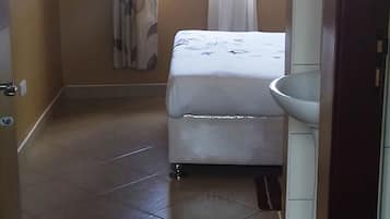 Quarto casal | Escrivaninha, roupa de cama